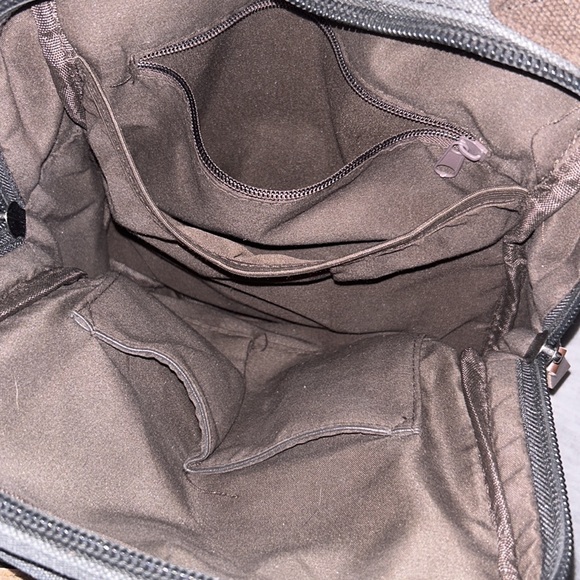 3 never used, new bags/purses. 2 GAP bags and one unknown maker. - Picture 9 of 14